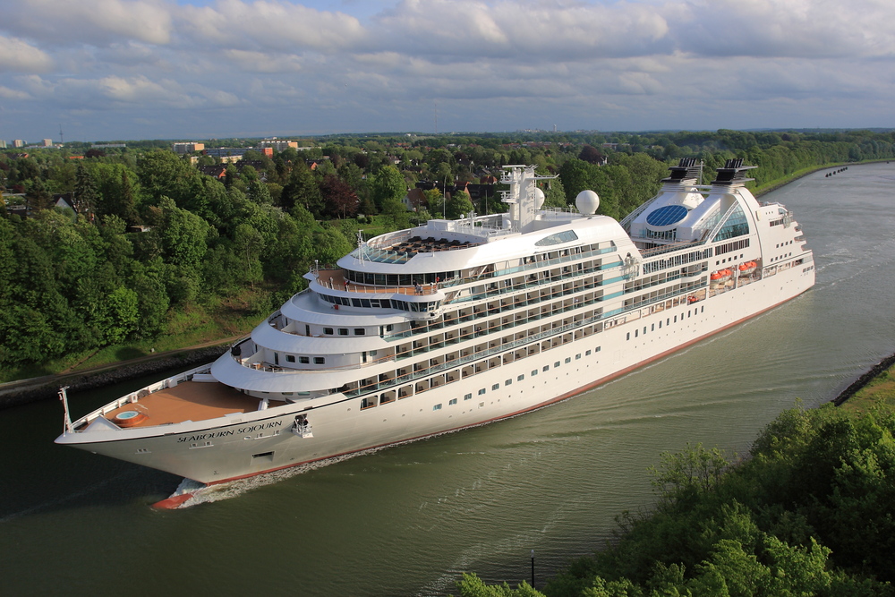 El Seabourn Sojourn navegando por el Canal de Kiel, en el Báltico. CRUCEROS DE LUJO SEABOURN ODYSSEY SEABOURN SOJOURN SEABOURN QUEST CRUCEROS EN SUITE SUITE CRUISES SEABOURN LUXURY CRUISES SEABOURN ODYSSEY SEABOURN QUEST SEABOURN SOJOURN CRUISE SHIP LUXURY TRAVEL SEABOURN CRUISES SEAVOURN ODYSSEY SEABURN CRUISES SEABORN CRUISES LUXURY CRUISES CRUCEROS DE LUJO SEABOURN CRUISES THE YACHTS OF SEABOURN CRUISES LUXURY CRUISE YACHT CRUISES SMALL SHIP CRUISES SEABOURN DELUXE CRUISES CRUCEROS DE LUJO EN YATE SEABOURN CRUCEROS DE LUJO CRUCEROS LUJOSOS CRUCEROS EN BARCO PEQUEÑO CRUCEROS EXCLUSIVOS GASTRONOMIA DE LUJO ESTRELLAS MICHELIN STARS CRUCEROS GASTRONOMICOS CRUCEROS EXCLUSIVOS #Seabourn #LuxuryCruises #SeabournOdyssey #SeabournQuest #SeabournSojourn #SeabournCruises #SeabournLuxuryCruises #Yacht #YachtCruises #SmallShipCruises #SeabournShips #Crucerosdelujo #CrucerosExclusivos #CrucerosSeabourn #CrucerosenSuite #SuiteCruises #LuxuryYachtCruises #ReservasSeabourn #SeabournReservations #SeabournContact #SeabournShips #SeabournCruiseShips